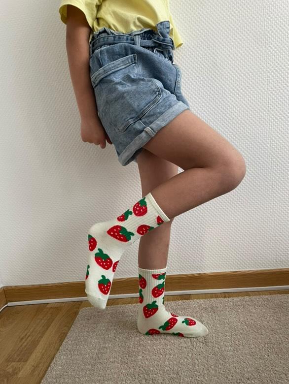 Chaussettes fraise rouges et vertes – Design fruité et amusant.
