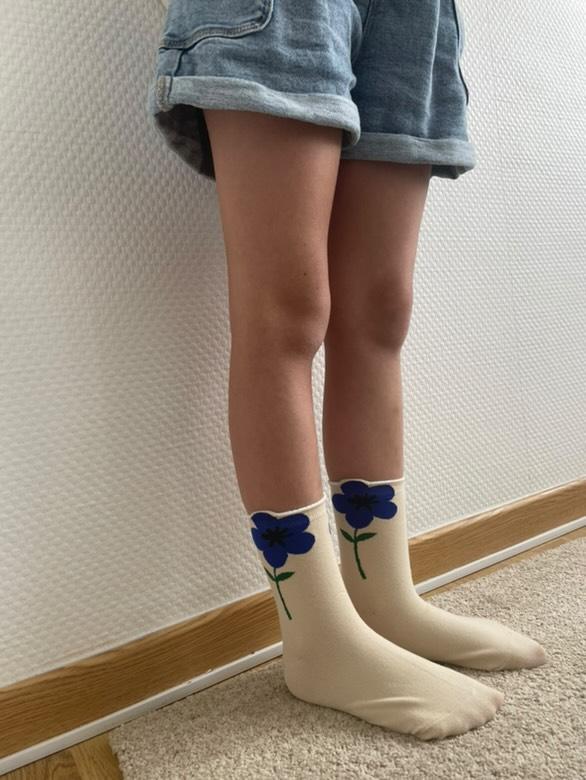 Chaussettes fleurs bleues – Design élégant et printanier pour un look frais et naturel.