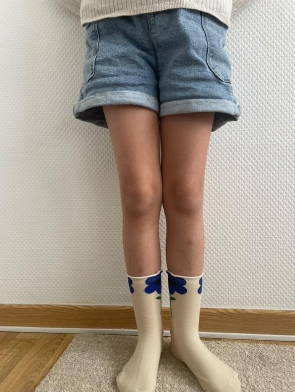 Chaussettes fleurs bleues en coton doux – Parfaites pour un style printanier et confortable.