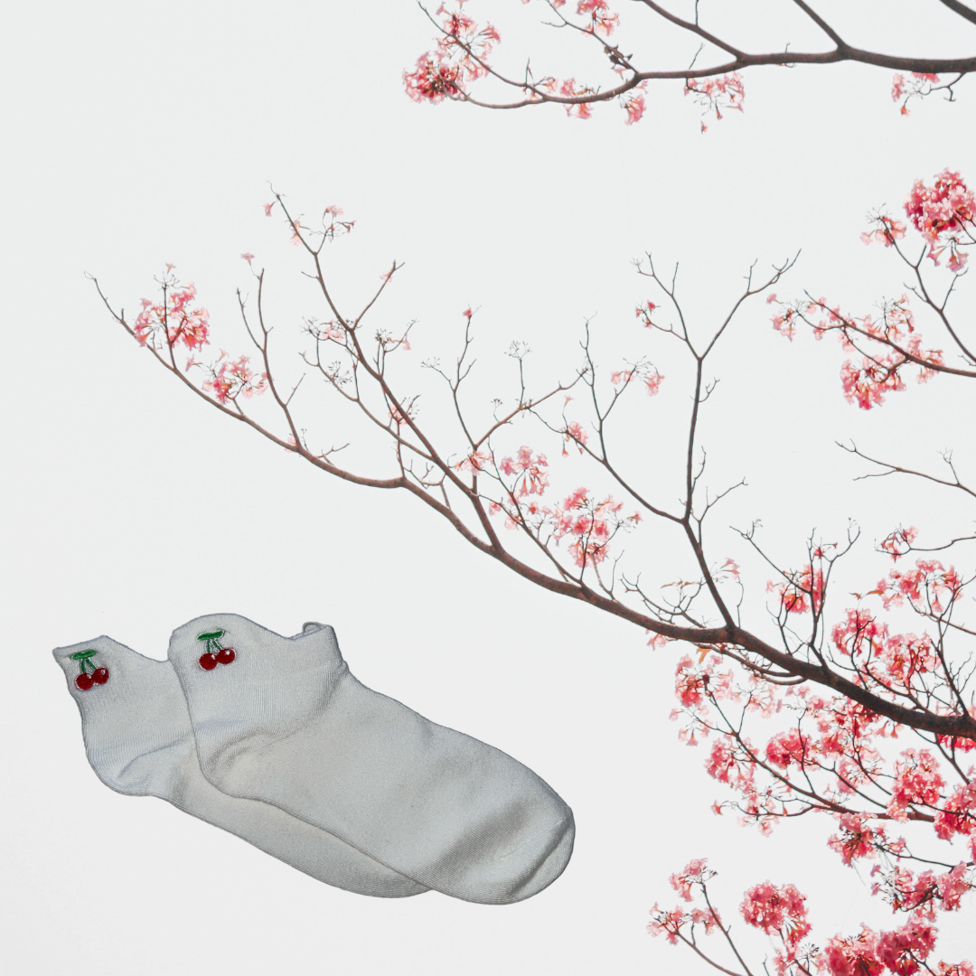 Chaussettes courtes cerise en coton doux – Parfaites pour un look estival et fun.