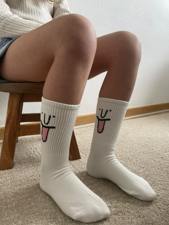 Chaussettes Sourire – Design joyeux pour un look enjoué et confortable.