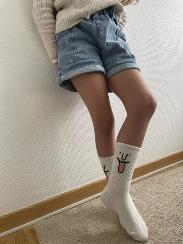 Chaussettes Sourire – Design joyeux pour un look enjoué et confortable.