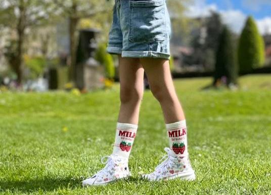 Chaussettes à la fraise fun – Design rouge et vert avec motif fruité.