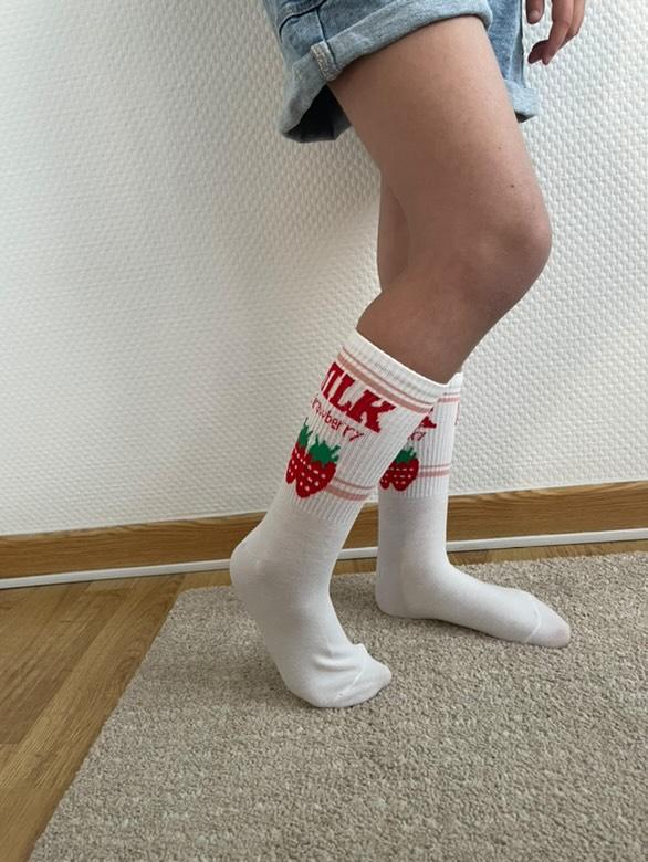 Chaussettes à la fraise fun – Design rouge et vert avec motif fruité.