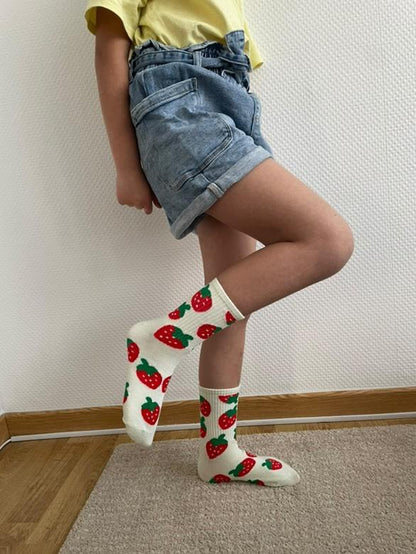 Chaussettes fraise rouges et vertes – Design fruité et amusant.
