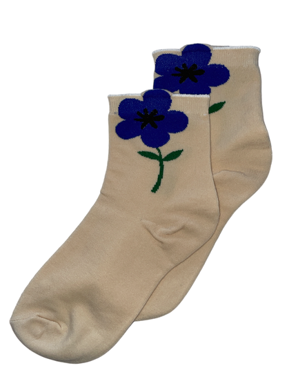 Chaussettes fleurs bleues en coton doux – Parfaites pour un style printanier et confortable.