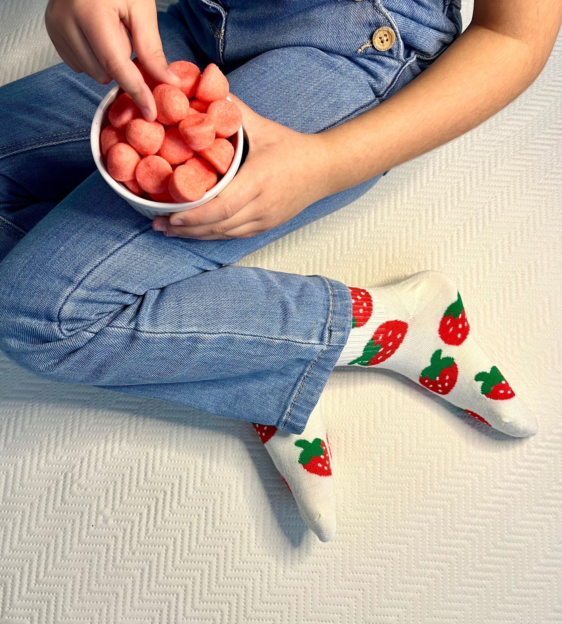 Chaussettes fraise rouges et vertes – Design fruité et amusant.