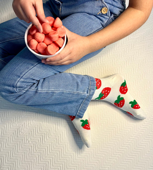 Chaussettes fraise rouges et vertes – Design fruité et amusant.